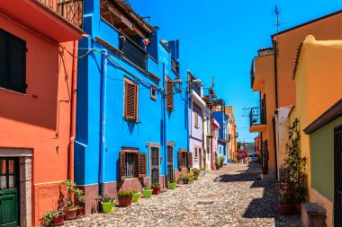 Bosa, Sardinya, İtalya 'nın merkezindeki renkli evler