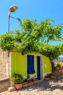 Bosa, Sardinya, İtalya 'da şehir merkezinde çiçekli sarı özel bir ev