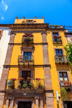 Bosa 'daki sarı ev, Sardunya, İtalya