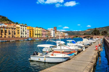 Bosa, Sardinya, İtalya 'da tekneleri olan şehir panoraması