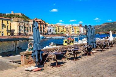 Bosa, Sardinya, İtalya 'da nehir kenarındaki sokak kafesi.