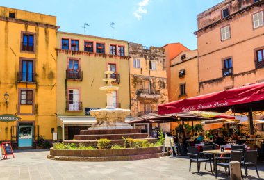 Şehir merkezinde, Bosa, Sardinya, İtalya 'daki sokak kafesi.