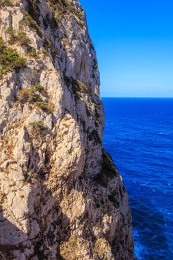 İtalya, Sardinya 'da Capo Caccia' da dağlı deniz manzarası