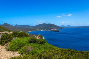İtalya, Sardinya 'daki Capo Caccia' da dağlı deniz manzarası
