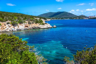Cala Dragunara Plajı 'nın güneşli bir günde Sardinya, İtalya' daki Capo Caccia 'daki manzarası