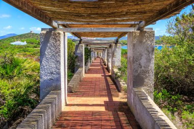 İtalya, Sardinya 'daki Capo Caccia sahiline giden yolu tutun.