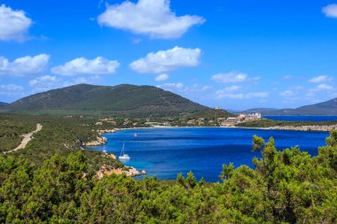 İtalya, Sardinya 'daki Capo Caccia' da dağlı deniz manzarası