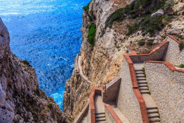 Keçi Merdiveni (Escala del Cabirol) İtalya 'nın Sardinya kentindeki Capo Caccia' daki Neptün Mağarası 'na çıkıyor.