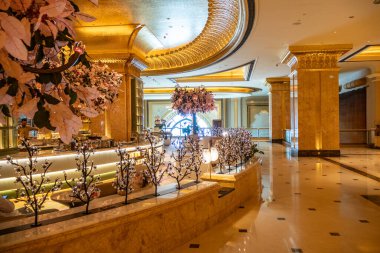 Abu Dabi, BAE 'deki Emirates Sarayı Mandarin Oriental' de lüks bir kafenin içinde.