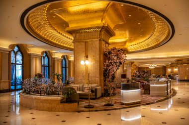 Abu Dabi, BAE 'deki Emirlik Sarayı Mandarin Oriental' in lüks iç mekanı.