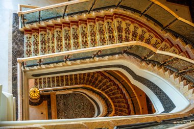 Abu Dabi, BAE 'deki Emirates Sarayı Mandarin Oriental' de merdivenleri olan lüks bir iç mekan.