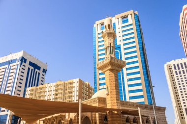 Abu Dabi, BAE 'deki tipik gökdelenlere ve camilere bak