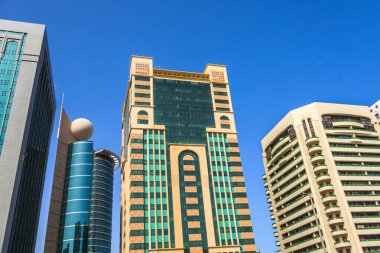 Abu Dabi, BAE 'nin merkezindeki tipik gökdelenlere bak