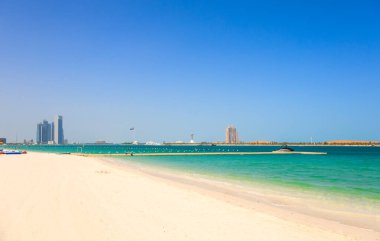 Abu Dabi, BAE 'deki Abu Dabi Sahili manzaralı.