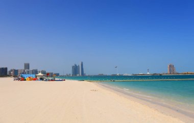 Abu Dabi, BAE 'deki Abu Dabi Sahili manzaralı.