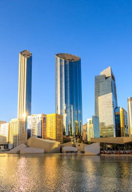 Abu Dabi, BAE 'nin merkezinde tipik gökdelenleri ve Musallah Qasr Al hosn' u görün