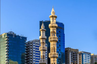 Şeyh Halife Bin Zayed Camii 'nin minareleri akşam Abu Dabi, BAE' de.
