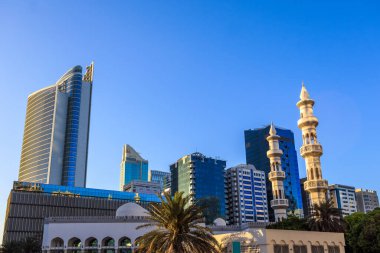 Şeyh Halife Bin Zayed Camii 'nin minareleri akşam Abu Dabi, BAE' de.