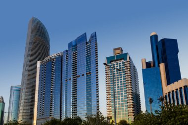 Abu Dabi, BAE 'deki tipik gökdelenlere bak