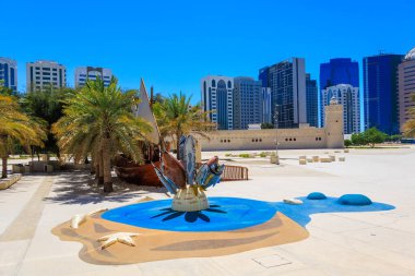 Abu Dabi, BAE 'deki Abu Dabi Kültür Vakfı yakınlarındaki balıkların heykeli