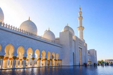 Abu Dabi, BAE 'deki ünlü Şeyh Zayed Camii