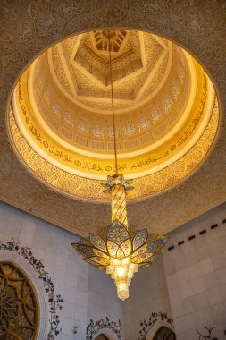 Abu Dabi, BAE 'deki Şeyh Zayed Camii' nin içi.