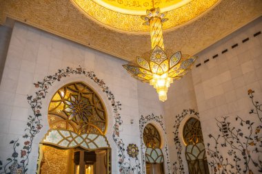 Abu Dabi, BAE 'deki Şeyh Zayed Camii' nin içi.