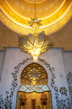 Abu Dabi, BAE 'deki Şeyh Zayed Camii' nin içi.