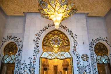 Abu Dabi, BAE 'deki Şeyh Zayed Camii' nin içi.