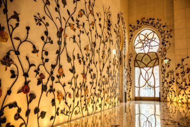 Abu Dabi, BAE 'deki Şeyh Zayed Camii' nin içi.
