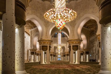 Abu Dabi, BAE 'deki Şeyh Zayed Camii' nin içi.