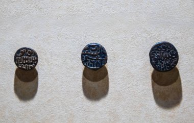 Abu Dabi, BAE 'deki Emirates Miras Köyü' nde antika paraları kapatın.