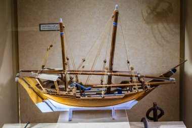 Abu Dabi, BAE 'deki Emirates Miras Köyü' ndeki atölyede küçük bir ahşap gemi düzeni.