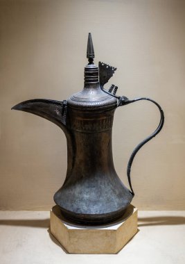 Abu Dabi, BAE 'deki Emirates Miras Köyü' ndeki atölyede birkaç metal çaydanlığı görüntüle