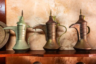 Abu Dabi, BAE 'deki Emirates Miras Köyü' ndeki atölyede birkaç metal çaydanlığı görüntüle