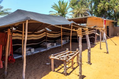 Abu Dabi, BAE 'deki Emirlik Mirası Köyü' ndeki bedevi çadırı görüntüsü