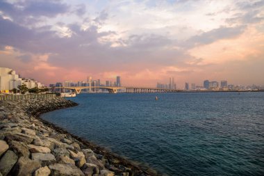 Abu Dabi, BAE 'deki Saadiyat Adası ve Kültür Bölgesi' nden şehir panoraması.