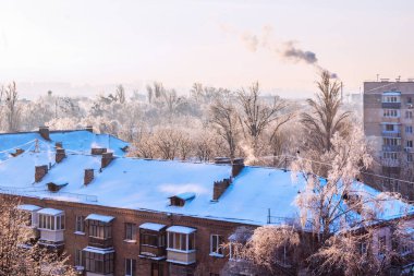 Ukrayna 'nın başkenti Kyiv' de güneşli kış gününde bir apartman manzarası.