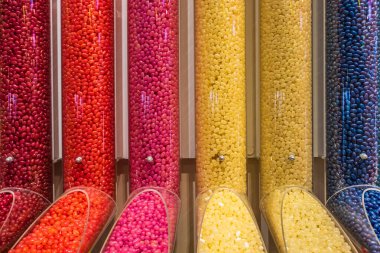 Satılık renkli şekerlerle göster