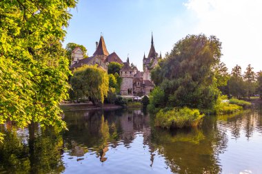 Macaristan, Budapeşte 'de güneşli bir günde Vajdahunyad Şatosu