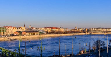 Macaristan 'ın Budapeşte kentinde güneşli bir akşamda Panorama kenti