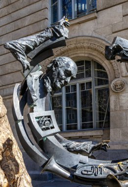 . Macaristan doğumlu orkestra şefi Sir Georg Solti 'nin heykeli Franz Liszt Meydanı Budapeşte, Macaristan