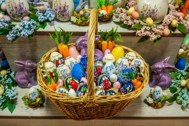 Macaristan, Budapeşte 'de paskalya yumurtası ve tavşanlı sepetin yakın görüntüsü