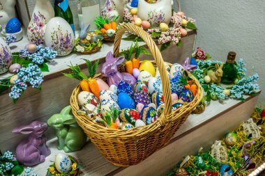 Macaristan, Budapeşte 'de paskalya yumurtası ve tavşanlı sepetin yakın görüntüsü