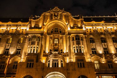 Macaristan, Budapeşte 'de gece vakti saray