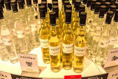 Palinka Budapeşte, Macaristan 'da satılık güçlü bir Macar meyve brendisidir.