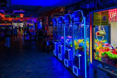 Mavi neon ışıkları olan slot makinesinin içi.