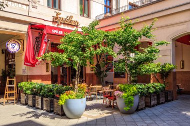 Budapeşte, Macaristan 'ın Yahudi mahallesindeki Passage Gozsdu Court' taki sokak kafesi.