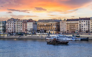 Macaristan 'ın Budapeşte kentinde güneşli bir akşamda Panorama kenti