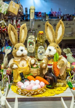 Macaristan, Budapeşte 'de paskalya yumurtası ve tavşanlı sepetin yakın görüntüsü